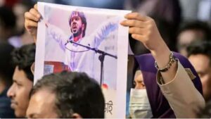 Osman Hadi Death Bangladesh. मौत के बाद जल उठा बांग्लादेश… ढाका में जारी बवाल. जगह-जगह हो रही आगजनी, मारपीट, लूटपाट. कट्टरपंथी ले रहे इंडिया का नाम