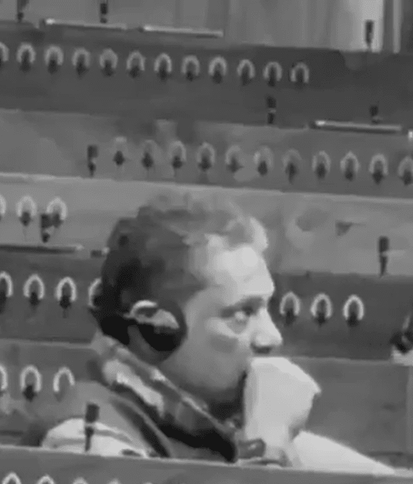 संसद में बैठकर सिगरेट पीते दिखे ये पूर्व क्रिकेटर, TMC से हैं सांसद