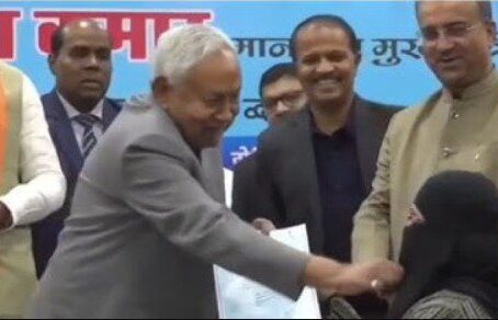 CM Nitish Kumar ने महिला का हिजाब खींचा, मच गया सियासी बवाल, देखिए वायरल वीडियो