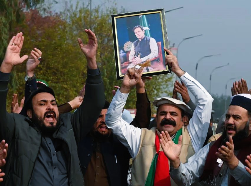 Pakistan में फिर से तनाव, Imran Khan की बहनों का धरना, PTI पर बैन की तैयारी !