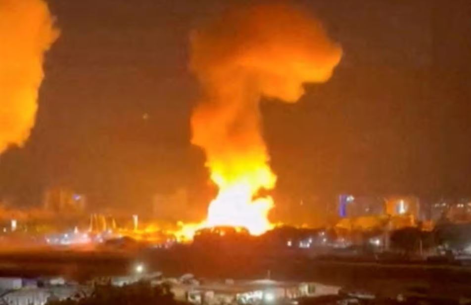 US Attacks Venezuela: Trump की सेना ने पहले बम बरसाए फिर Venezuela के President Nicolas Maduro और उनकी पत्नी को उठा ले गई