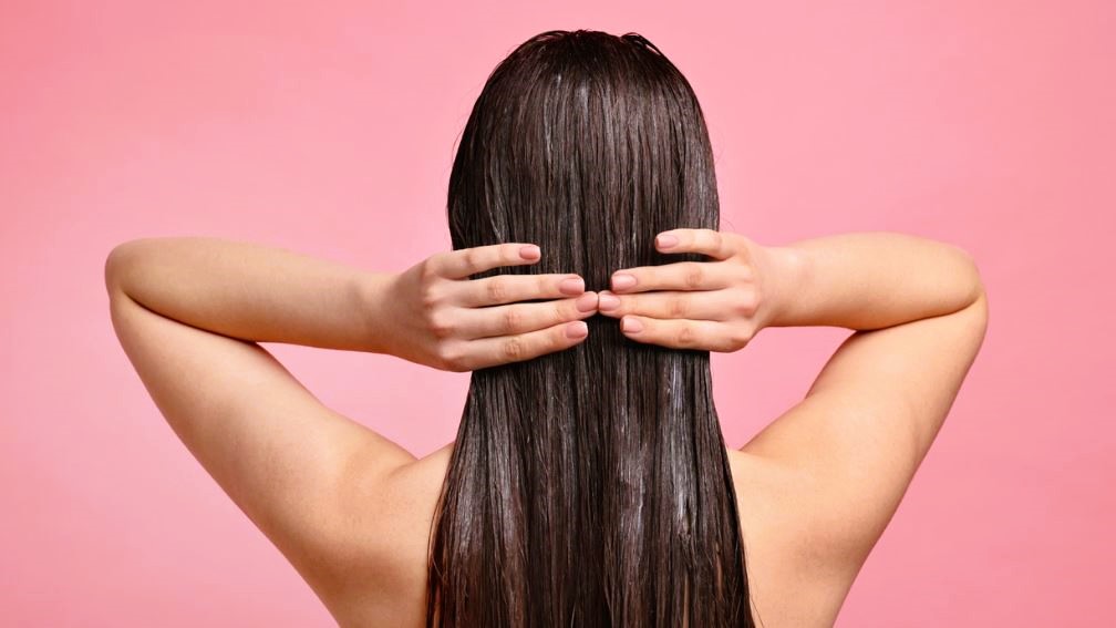 Haircare Tips: नारियल तेल में मिलाएं ये एक चीज, हेयर फॉल और डैंड्रफ जड़ से होगा खत्म !