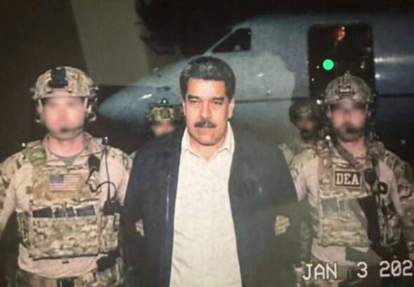 US Attacks Venezuela: Trump की सेना ने पहले बम बरसाए फिर Venezuela के President Nicolas Maduro और उनकी पत्नी को उठा ले गई