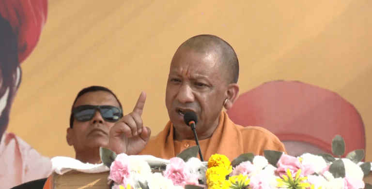 सीतापुर में CM Yogi का सख्त संदेश, दुश्मन आंख लगाए बैठा है, बंटे तो कटने के रास्ते खुल जाएंगे