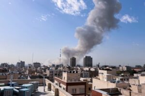 Israel के हमले में Iran के रक्षा मंत्री, IRGC चीफ की मौत, ईरान ने मिडिल ईस्ट के 8 देशों में US के ठिकानों पर किया हमला