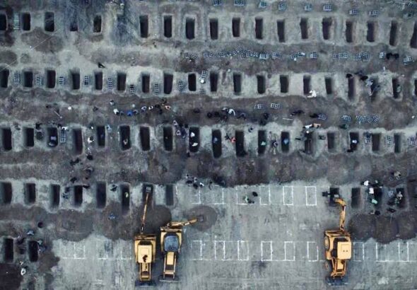 Iran में एक साथ दफनाई गईं 160 बच्चियां , ट्रंप-नेतन्याहू या खामेनेई कौन है इनका हत्यारा ?